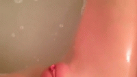 Девка с бритой писей шалит в ванной